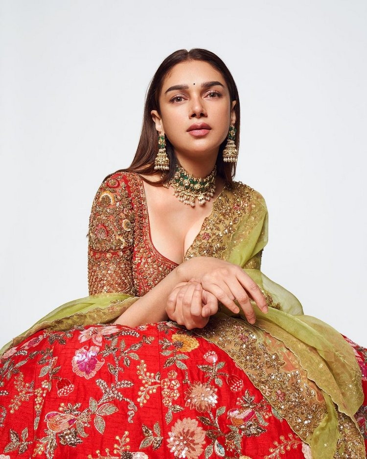 aditi-rao-hydari-cleavage-show-in-stunning-outfits