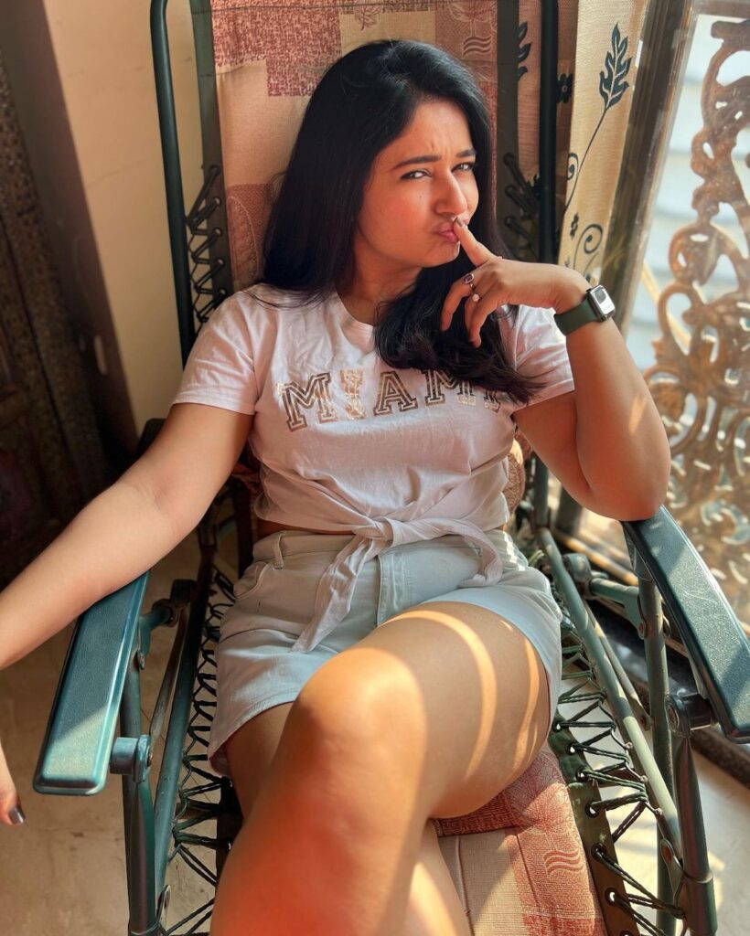 poonam-bajwa-glamours-looks-in-amazing-short