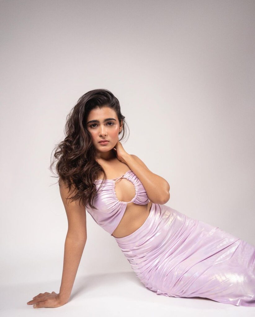 shalini-pandey-glamours-looks-in-amazing-purple-dress