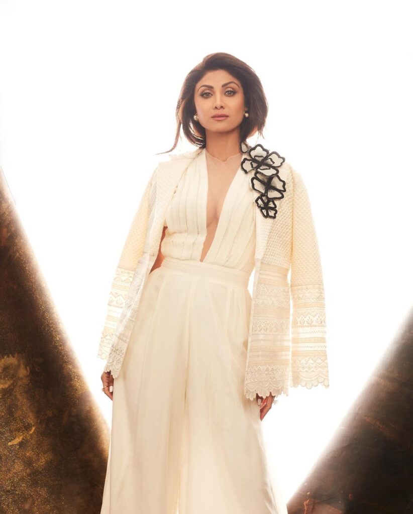 shilpa-shetty-glamours-looks-in-latest-trending-out-fit