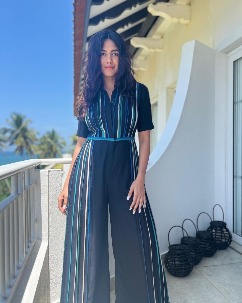 mrunal-thakur-celebrates-a-perfect-sunny-day-in-an-easy-breezy-comfy-jumpsuit