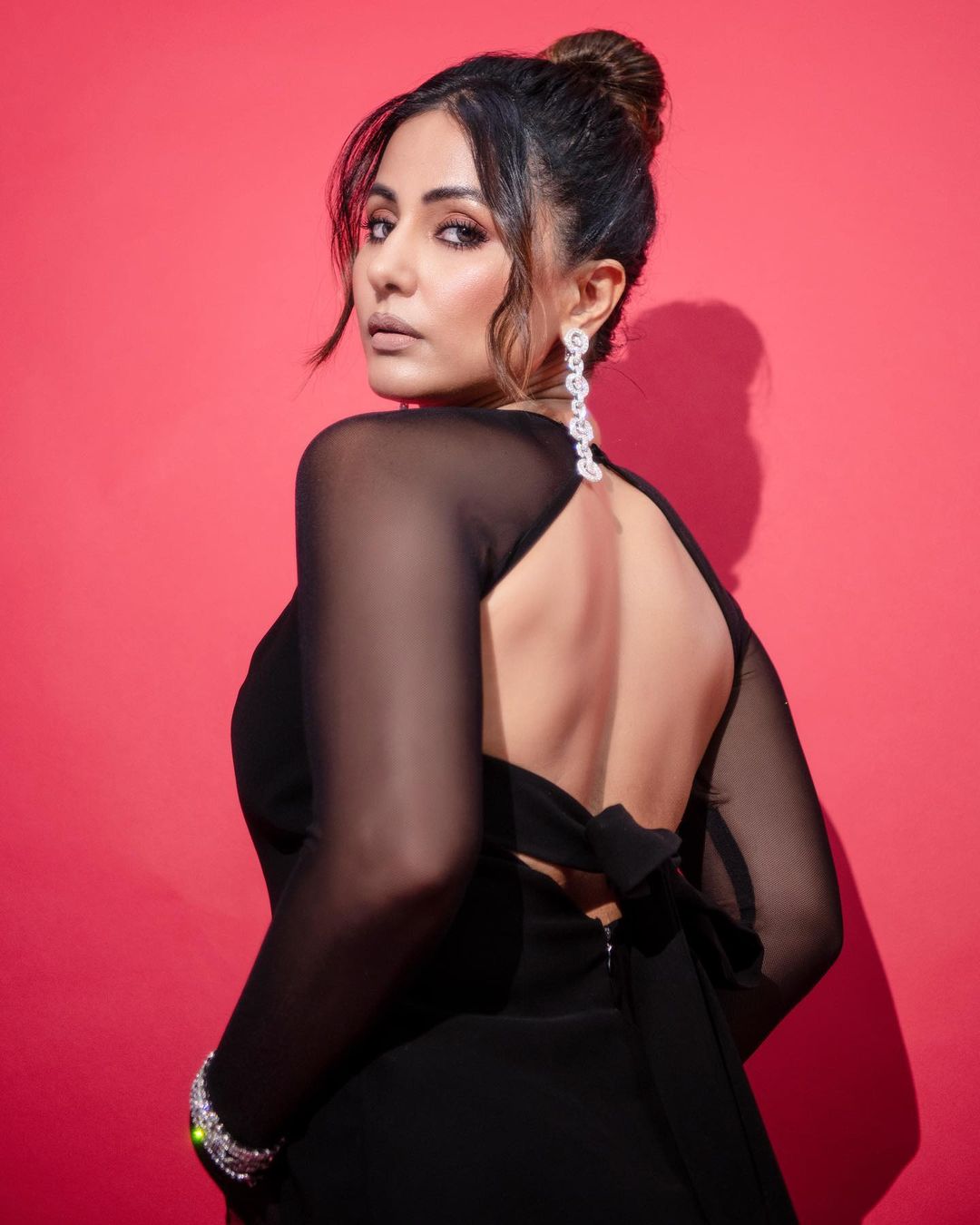 hina-khan-amazing-looks-in-black-out-fit