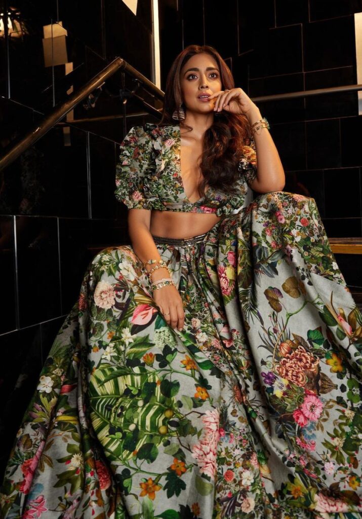 shriya-saran-glamours-looks-in-trending-ethnic-wear