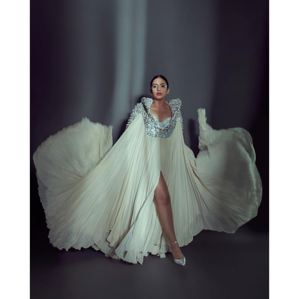 huma-qureshi-glamours-looks-in-stunning-white-gown