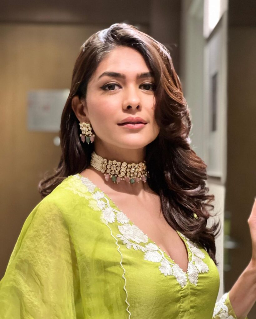 mrunal-thakur-stunning-looks-in-amazing-dess