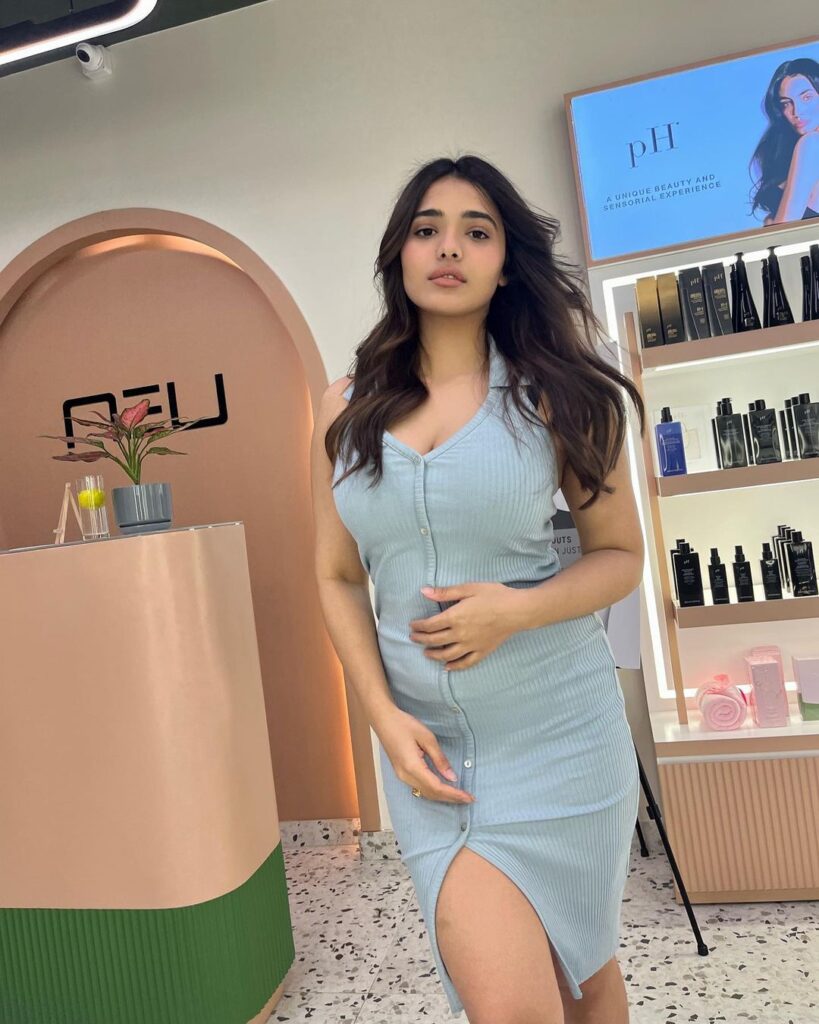 ketika-sharma-mesmerising-looks-in-tight-fit-dress