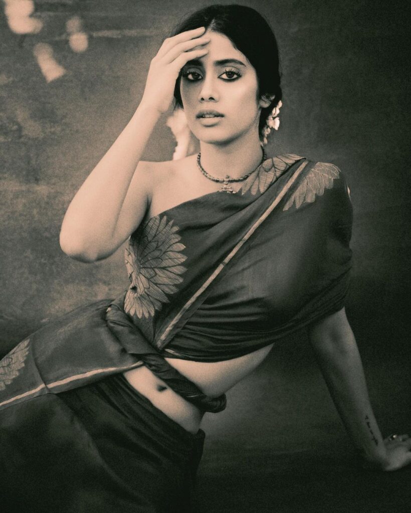 janhvi-kapoor-bold-looks-in-balck-and-white-saree