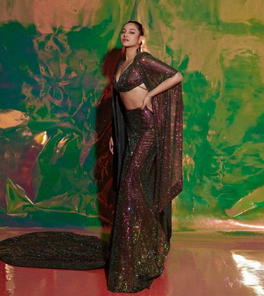 sonakshi-sinha-amazing-looks-in-black-saree