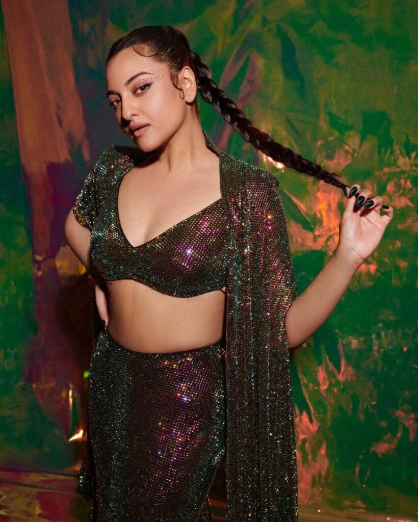 sonakshi-sinha-amazing-looks-in-black-saree