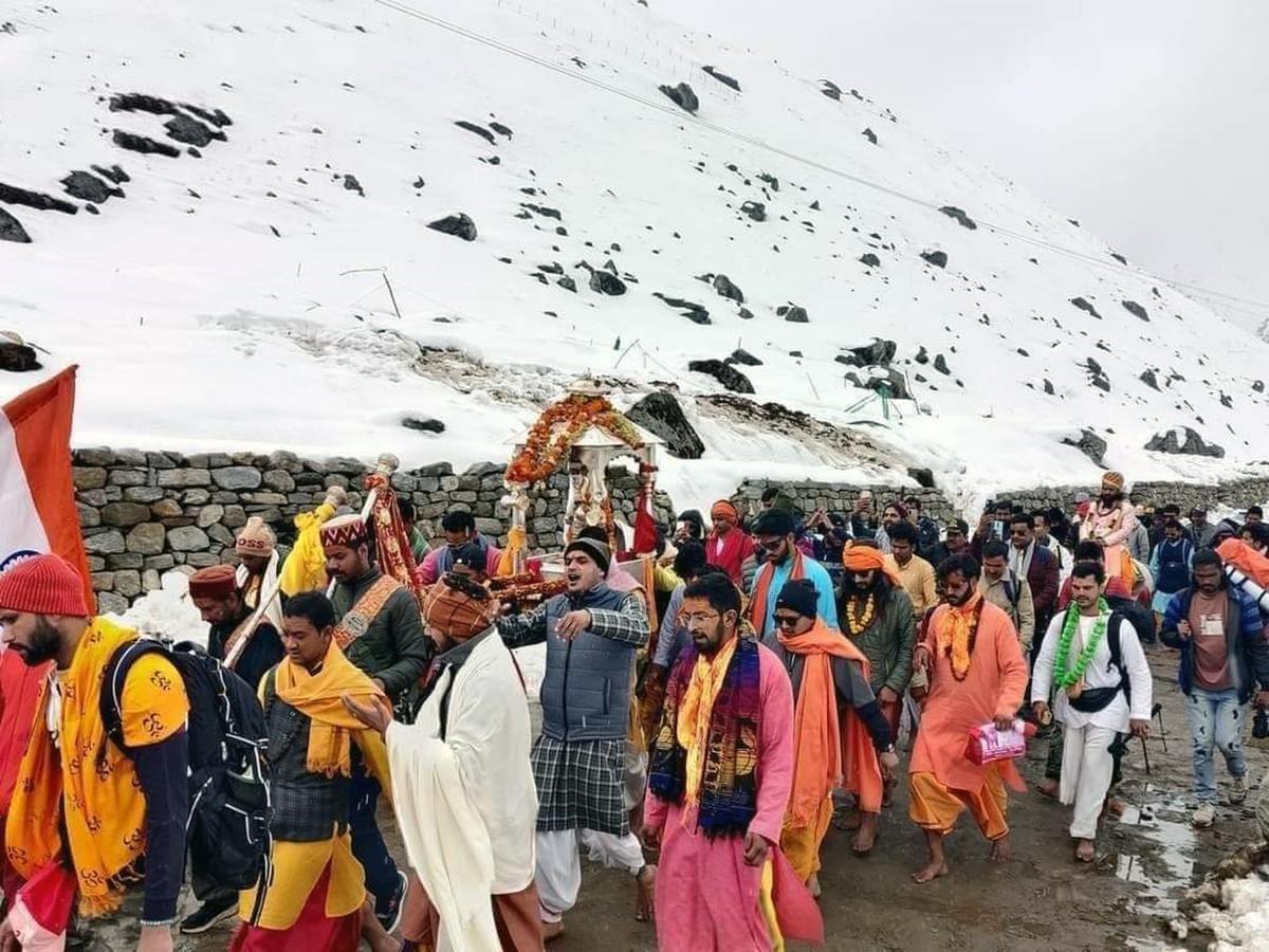 kedarnath-the-doors-of-kedarnath-opened-seven-thousand-devotees-came-for-siva-darshan-in-heavy-snow