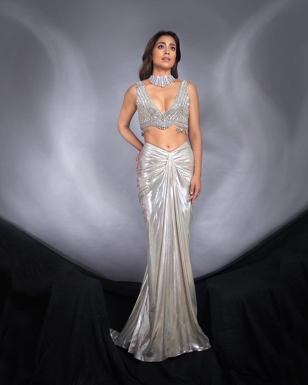 shriya-saran-hot-looks-in-amazing-silver-colour-lehenga