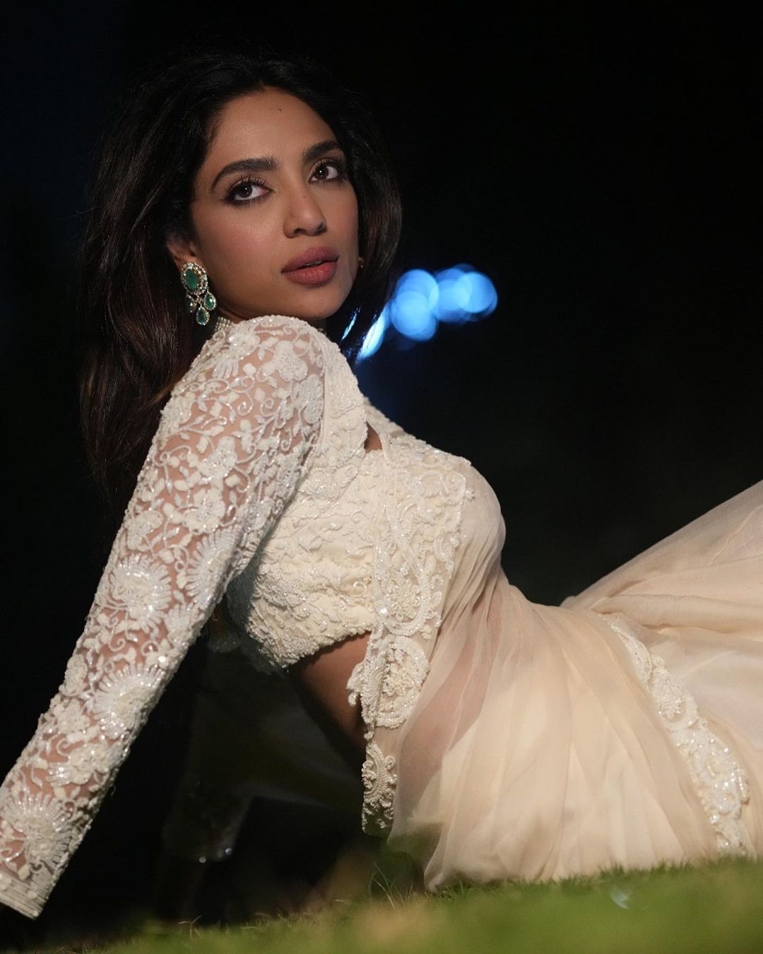 sobhita-dhulipala-stunning-looks-in-gorgeous-white-saree