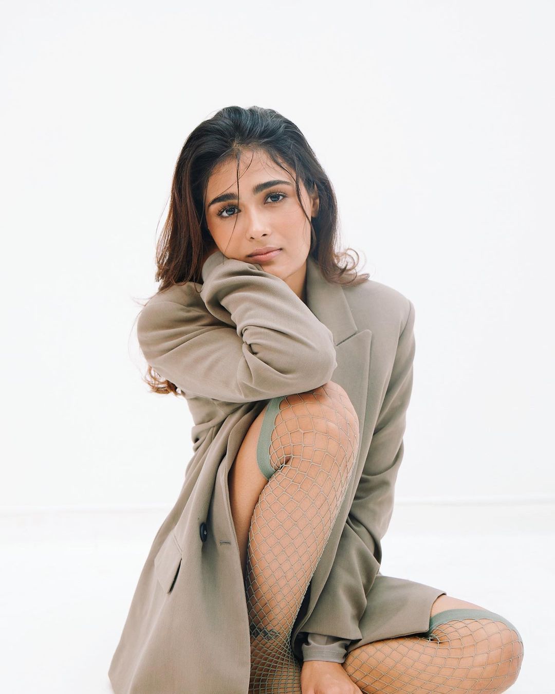Shalini Pandey : glamours looks in amazing latest photo shoot 