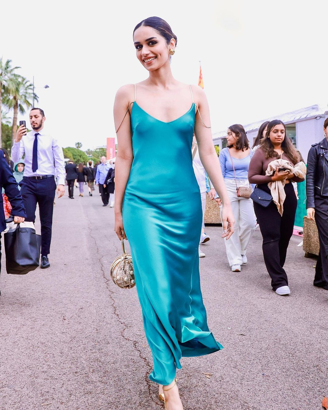 manushi-chiller-crazy-looks-in-amazing-green-gown-at-cannes