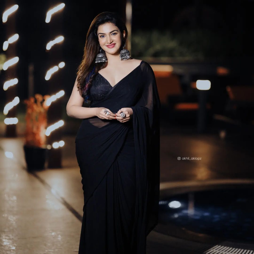 honey-rose-stunning-looks-in-amazing-black-saree