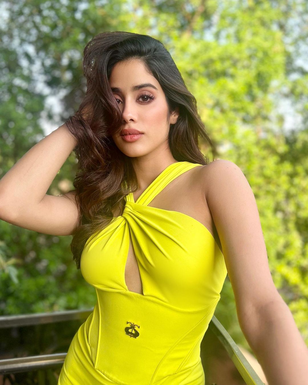 janhvi-kapoor-attractive-looks-in-sunkissed-pics-in-black-bodycon-out-fit