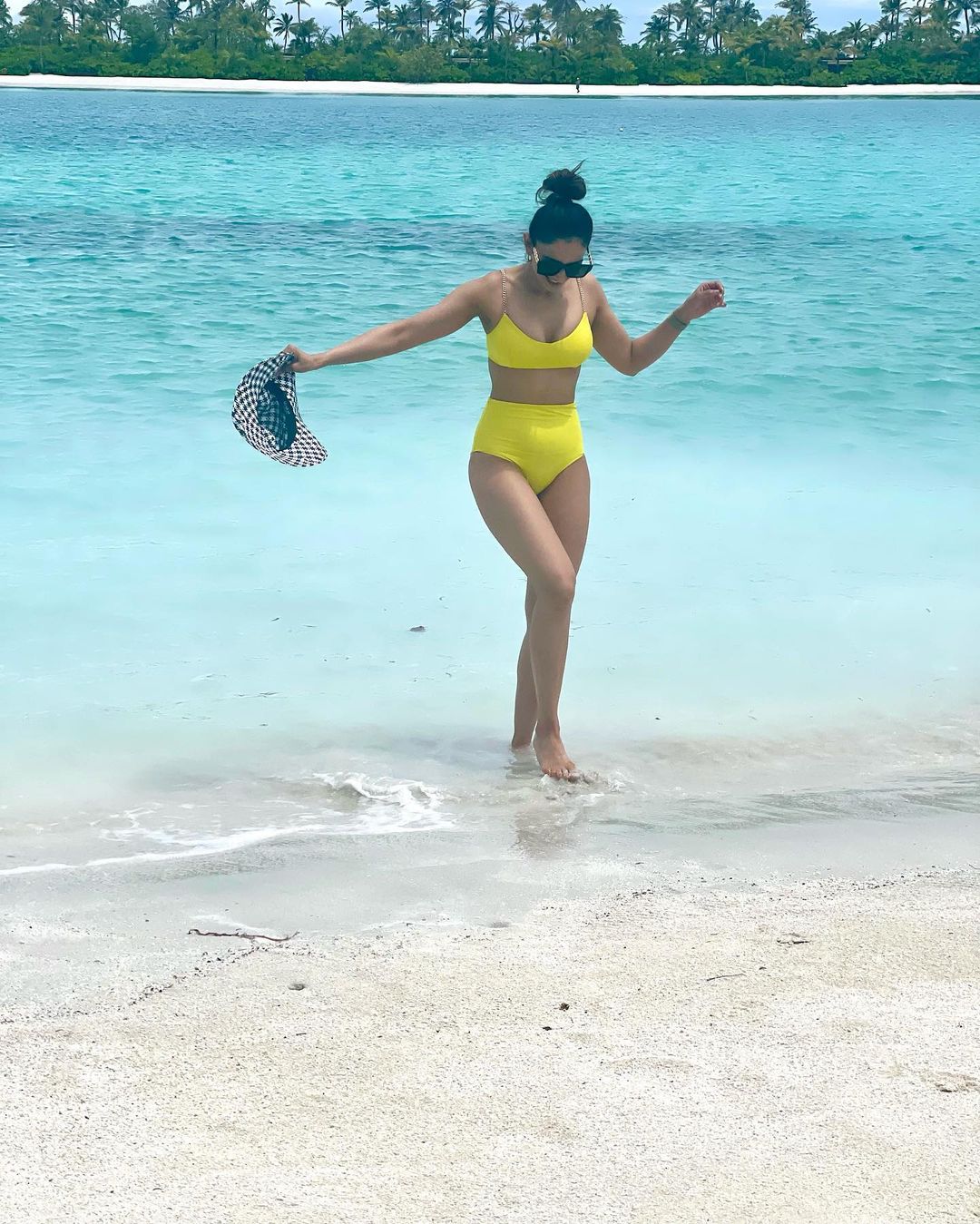 rakul-preeth-singh-stunning-looks-in-bikini-at-maldives