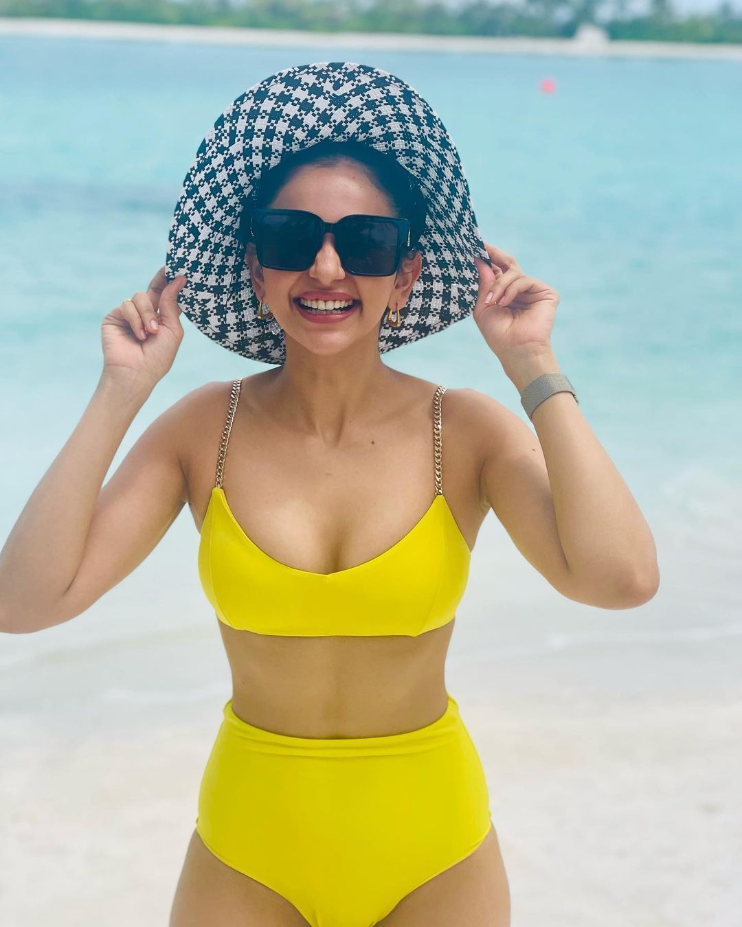 rakul-preeth-singh-stunning-looks-in-bikini-at-maldives