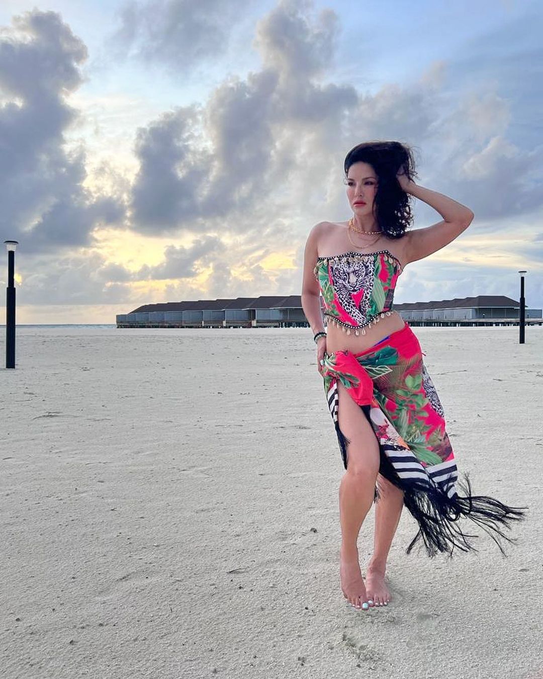 sunny-leone-gorgeous-looks-in-colour-full-bikini-at-maldives-vacation