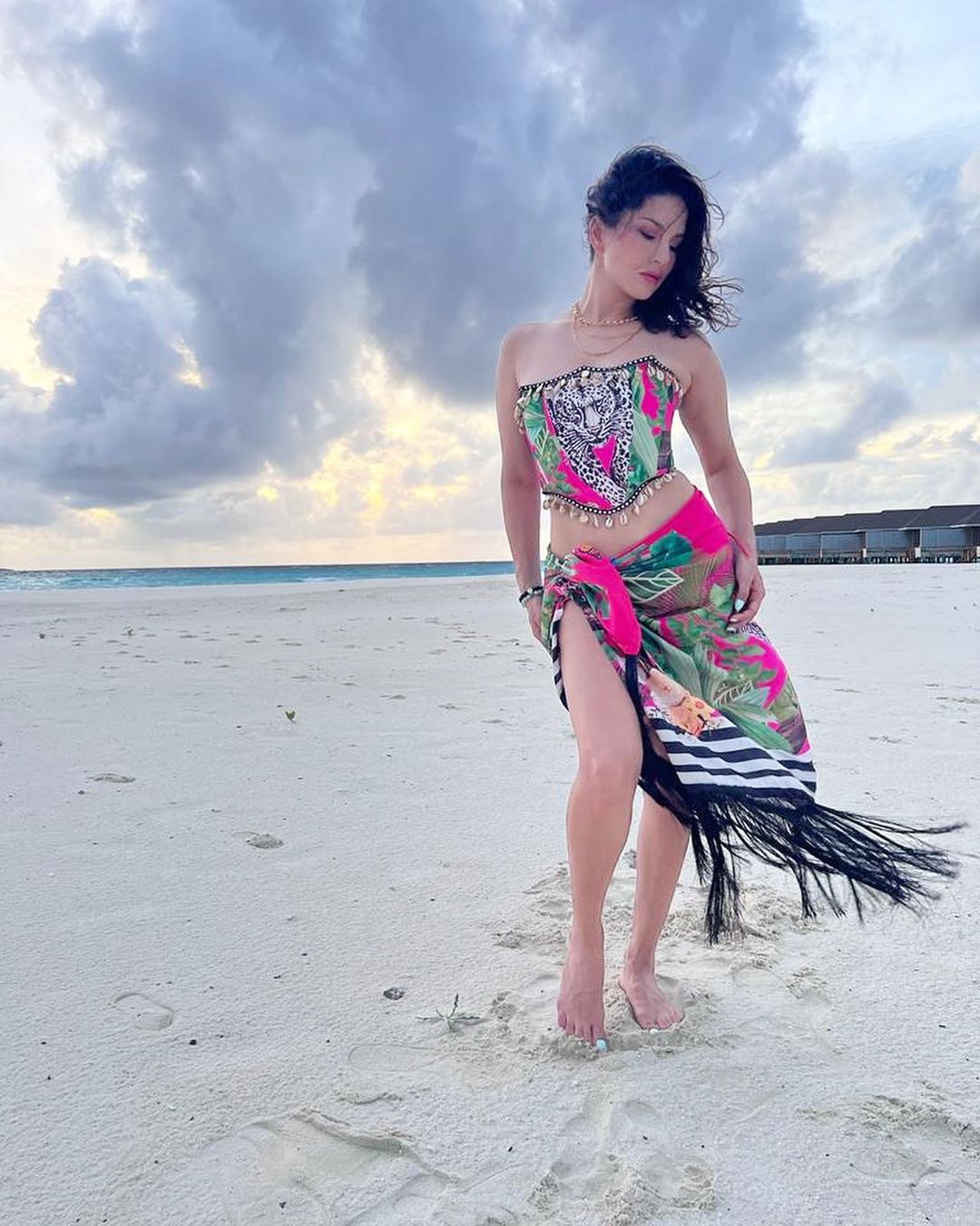 sunny-leone-gorgeous-looks-in-colour-full-bikini-at-maldives-vacation