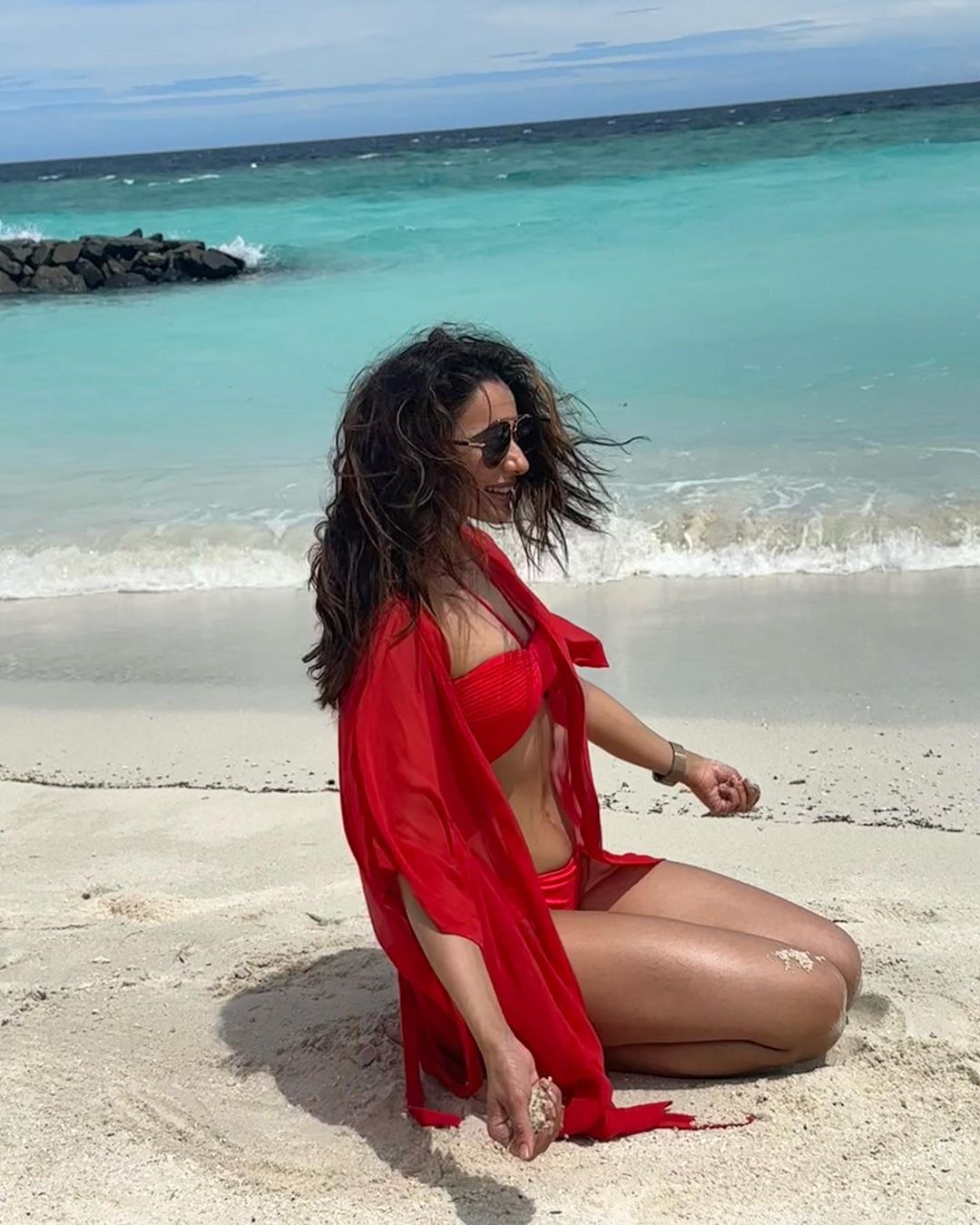 rakul-preeth-singh-glamours-looks-in-hot-red-bikini