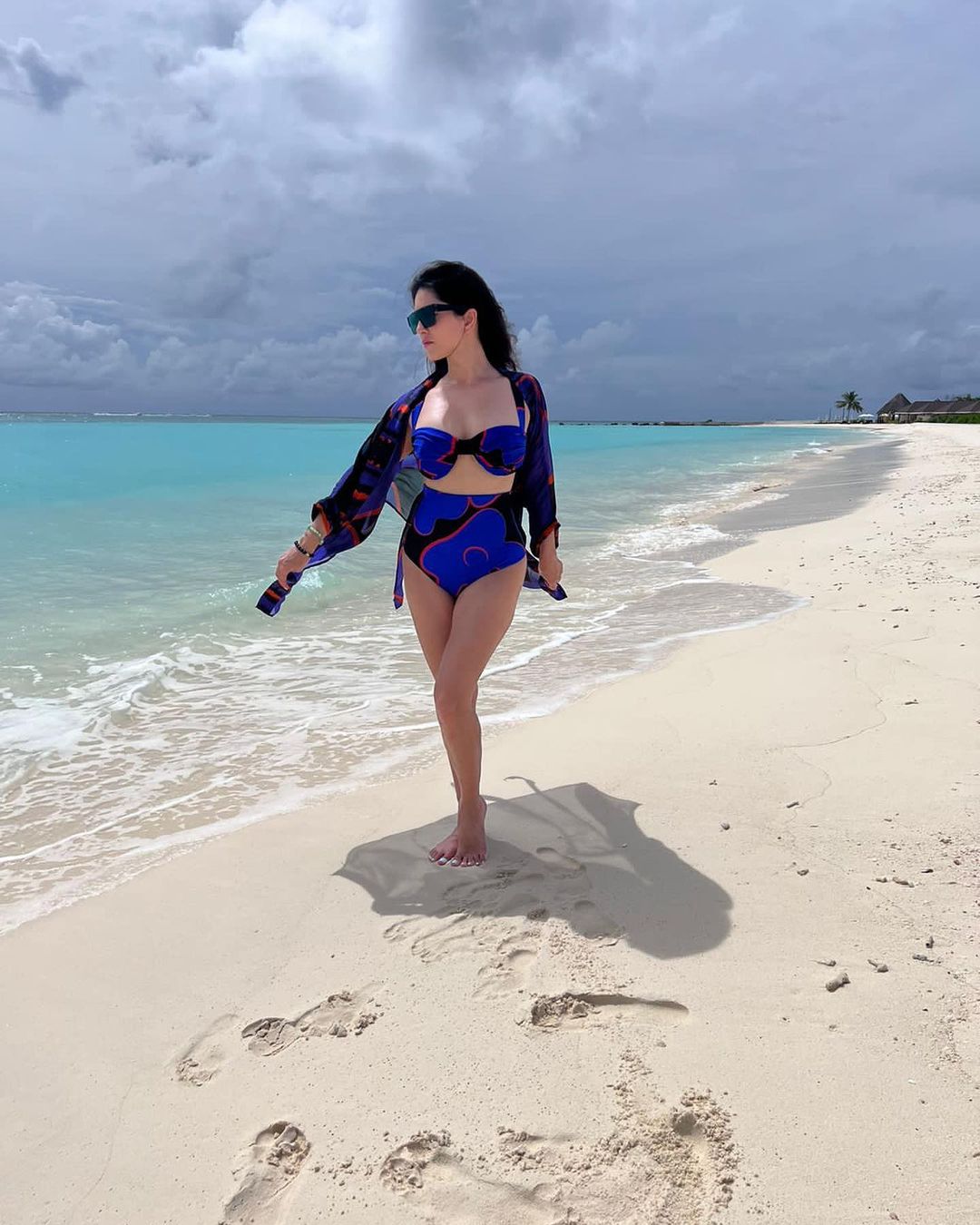 sunny-leone-chilling-in-beaches-at-maldives-in-a-deep-blue-high-waisted-bikini-set