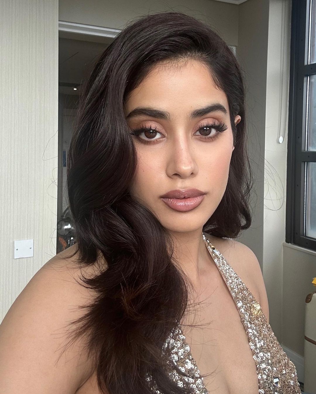 janhvi-kapoor-attractive-looks-in-golden-bodycon-out-fit