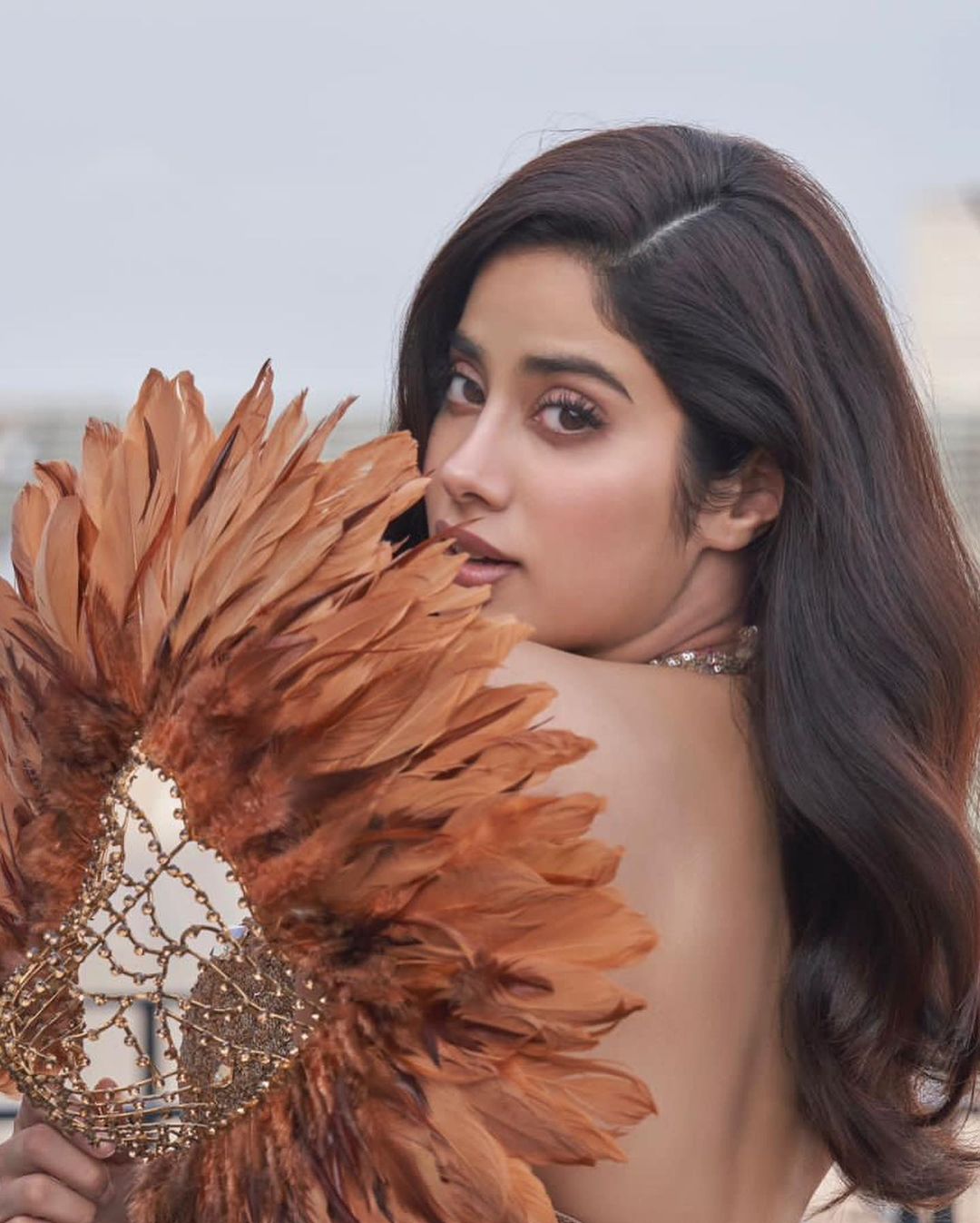 janhvi-kapoor-attractive-looks-in-golden-bodycon-out-fit