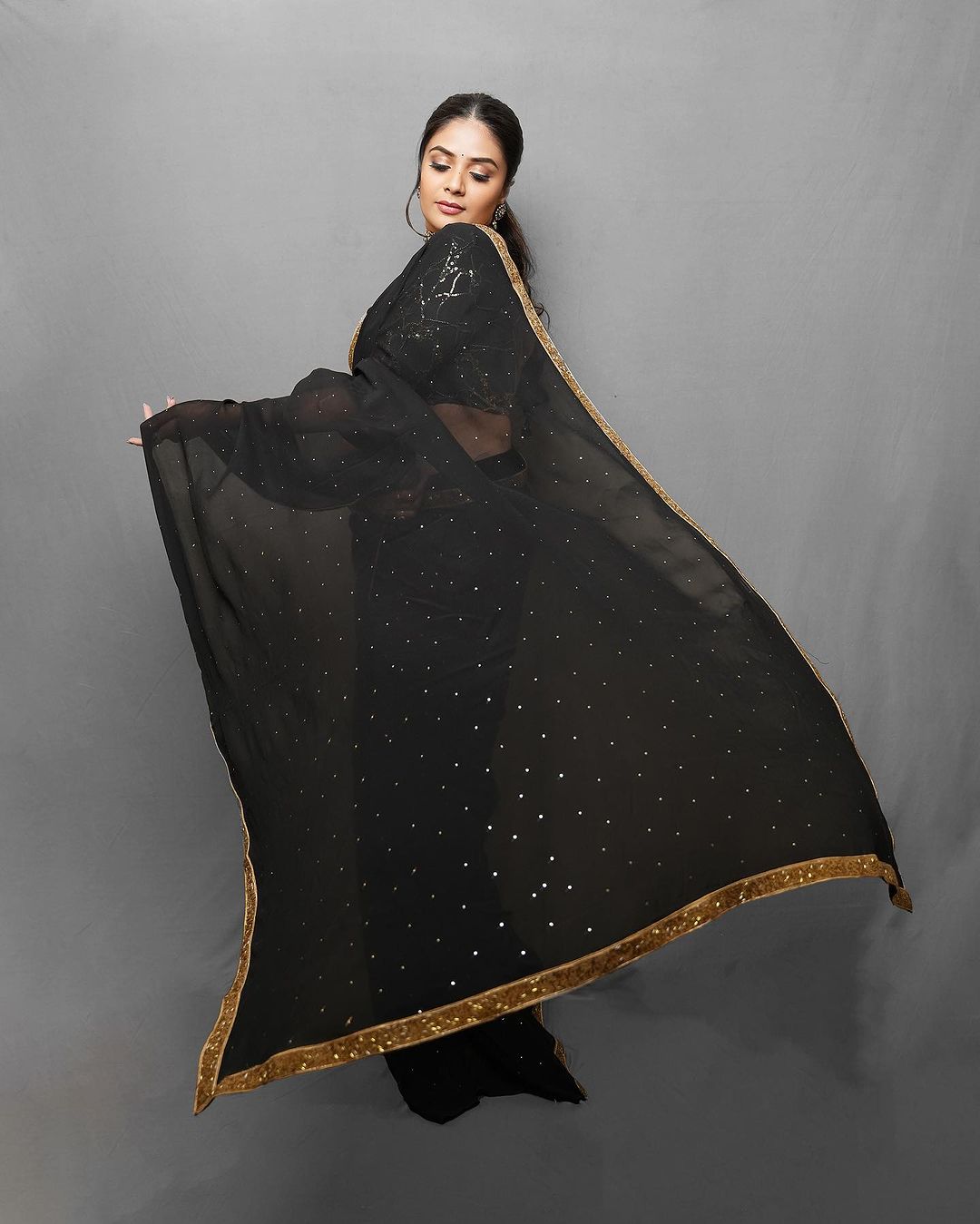 sreemukhi-gorgeous-looks-in-amazing-black-saree