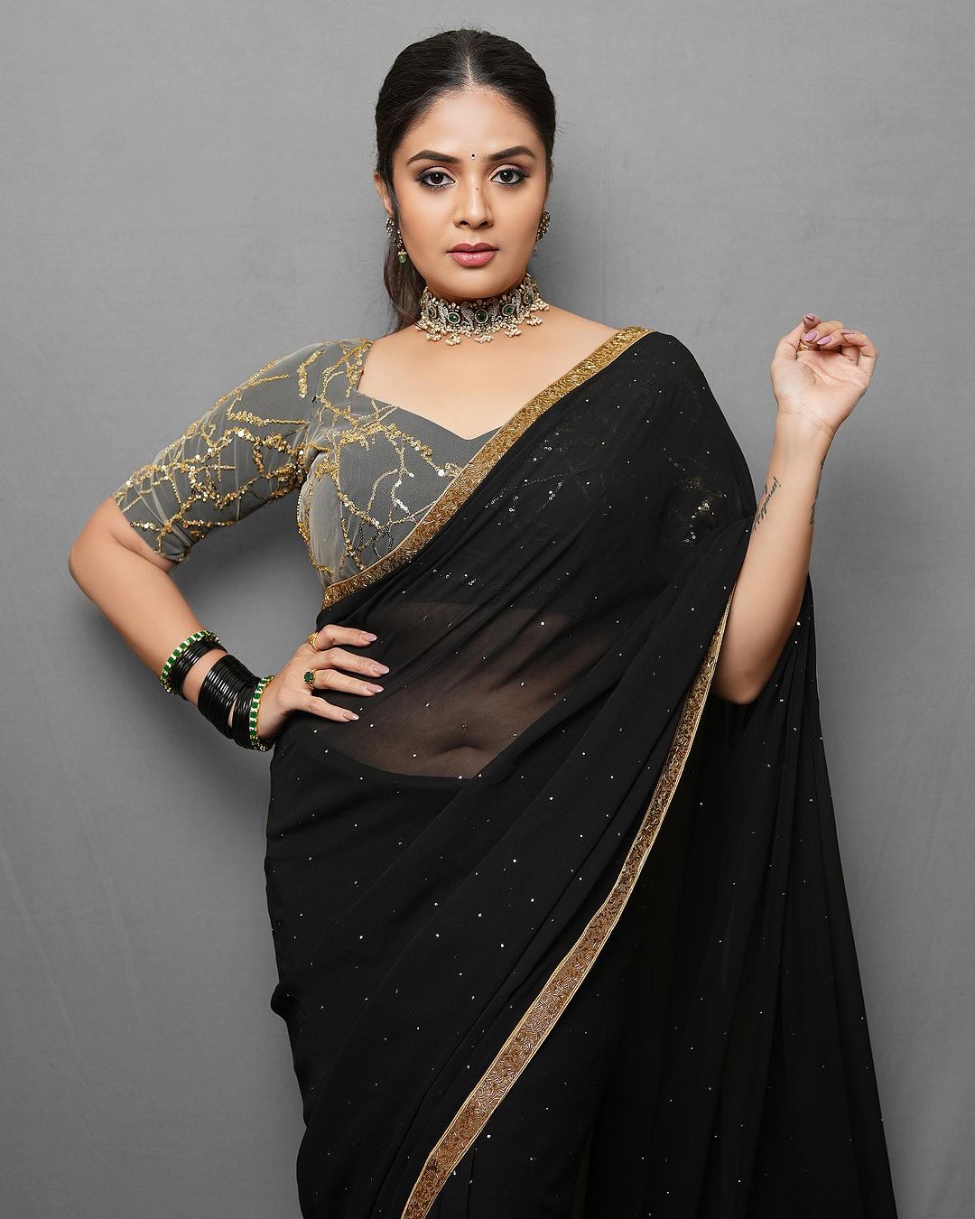 sreemukhi-gorgeous-looks-in-amazing-black-saree