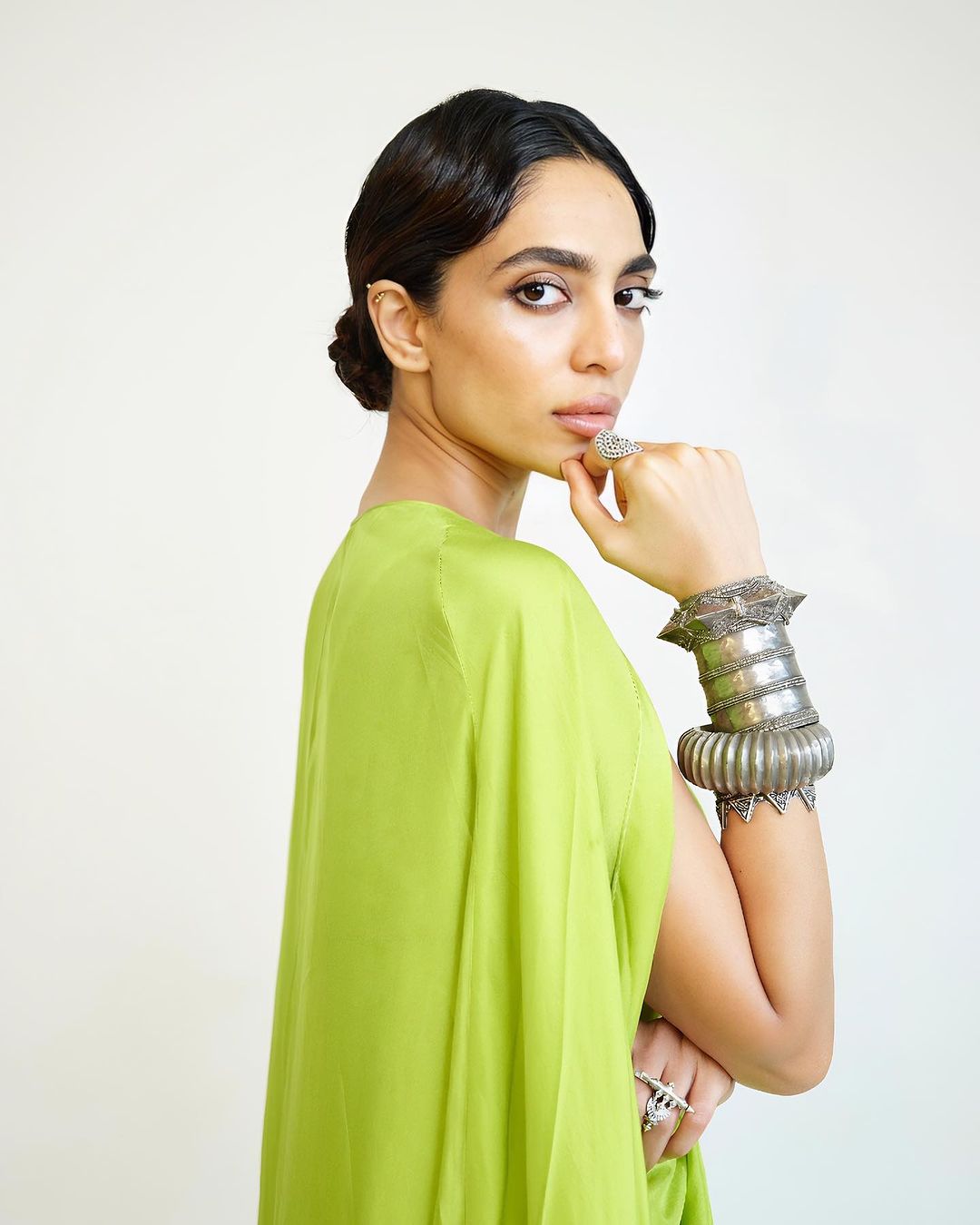 sobhita-dhulipala-gorgeous-looks-in-neon-green-saree