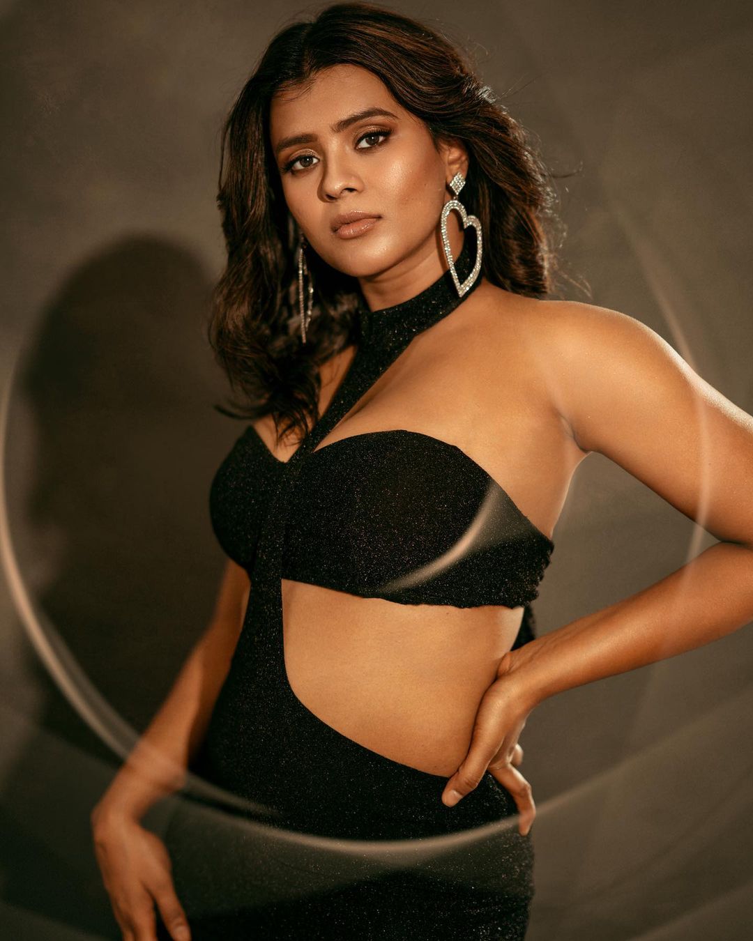 hebah-patel-hot-and-gorgeous-looks-in-amazing-black-outfit