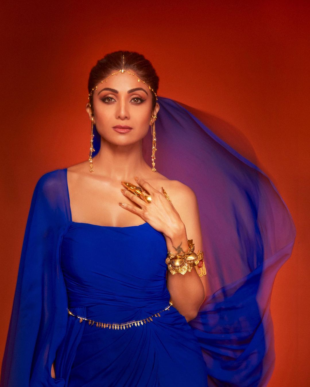 bollywood-actress-shilpa-shettys-gorgeous-looks-in-blazing-dark-blue-gown