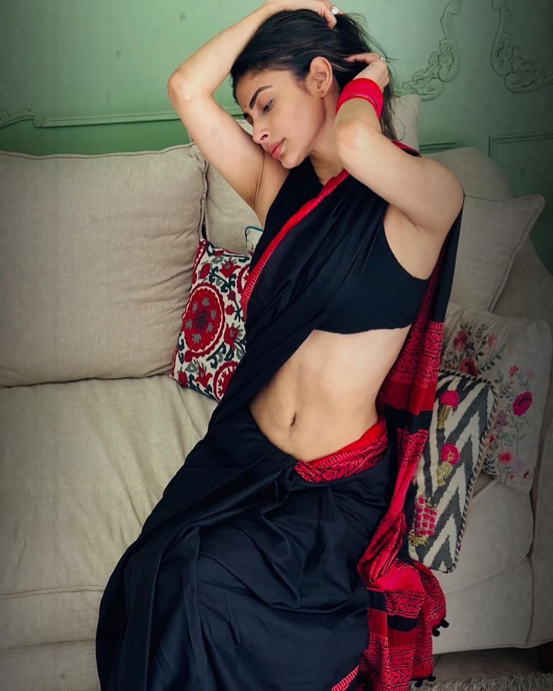 mouni-roy-mesmerising-looks-in-an-stunning-black-saree-pics-trending