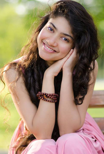 ramcharan-saipallavi-natural-beauty-is-going-to-act-in-mega-power-star-movie