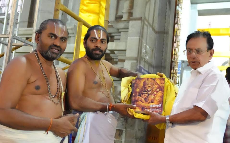 puranapanda-srinivas-krishnayya-and-puranapanda-have-for-serving-tirumala-srivari-seva