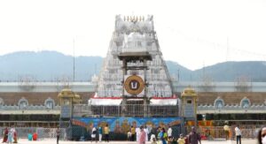 tirumala heavy devotee rush 18 hours for srivari sarva darshan know more details 