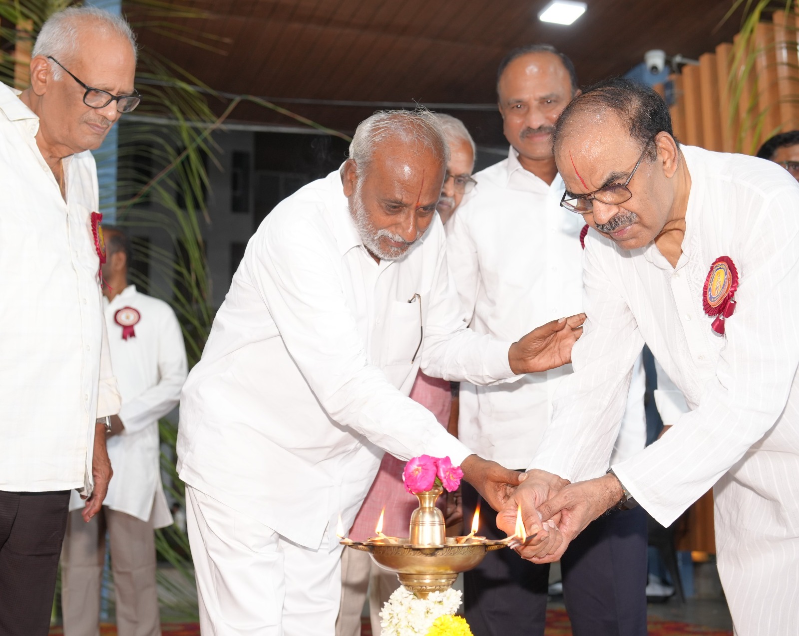 Puranapanda Srinivas: రెండు లక్షల పుస్తకాలతో పరిమళించిన మై హోమ్ అవతార్లో చరిత్రకెక్కిన పురాణపండ myhome-avathar-spiritual-event-draws-devotees-and-book-lovers