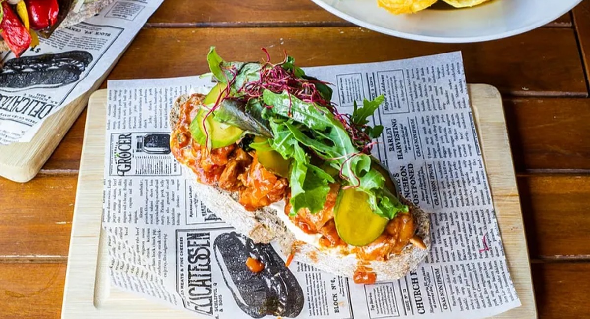 Is it safe to eat food wrapped in newspaper know the side effects 