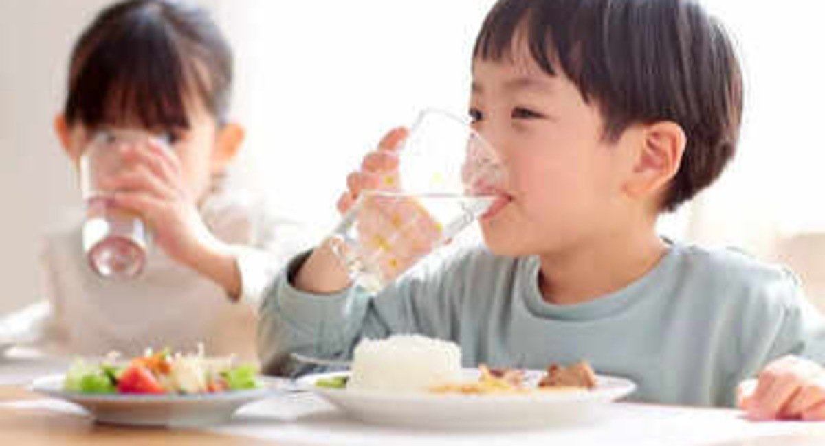 Why you should never drinking water while eating food know the side effects