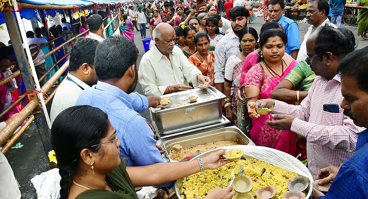 Temple Donation: ఆలయానికి డబ్బు దానం ఇస్తున్నారా? ఇవి దానం చేస్తే రెట్టింపు పుణ్యం? These items donate at temple that are considered more auspicious than money know details