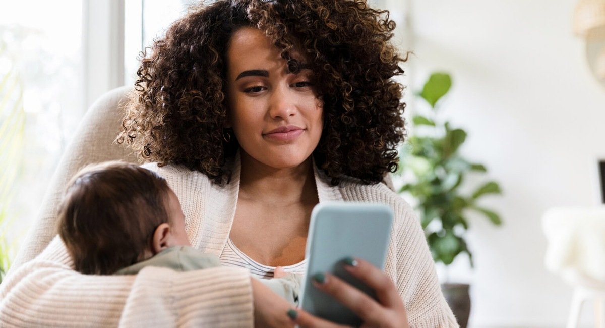 Using mobile while breast feeding to baby very harmful know details