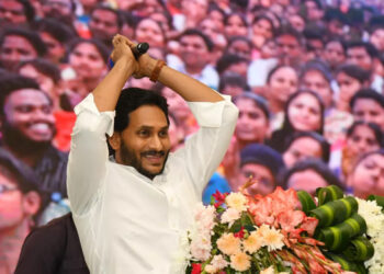 YSRCP: వాలంటీర్లని వాడుకోవడానికి రెడీ అయినట్లేనా?