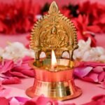 Friday Pooja: శుక్రవారం ఈ దిశలో దీపం పెడితే చాలు అష్టైశ్వర్యాలు మీ సొంత..