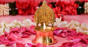 Friday Pooja: శుక్రవారం ఈ దిశలో దీపం పెడితే చాలు అష్టైశ్వర్యాలు మీ సొంత..