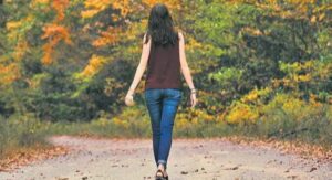 Retro Walk: వెనక్కి నడవడం వల్ల ఇన్ని ప్రయోజనాలు ఉన్నాయా?ఒక్కసారి ట్రై చేయండి!