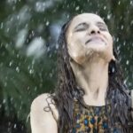 Hair Fall: వర్షాకాలంలో జుట్టు ఎక్కువగా రాలిపోతోందా.. ఈ తప్పు మాత్రం చెయ్యొద్దు?