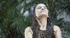 Hair Fall: వర్షాకాలంలో జుట్టు ఎక్కువగా రాలిపోతోందా.. ఈ తప్పు మాత్రం చెయ్యొద్దు?
