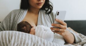 Parenting Tips: బిడ్డకు పాలిచ్చే సమయంలో ఫోన్ చూస్తున్నారా… తల్లులు ఇది తెలుసుకోవాల్సిందే!