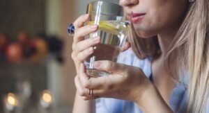 Lemon Water: ఉదయాన్నే లెమన్ వాటర్ తాగుతున్నారా? వీళ్లు మాత్రం అసలు తాగకండి!